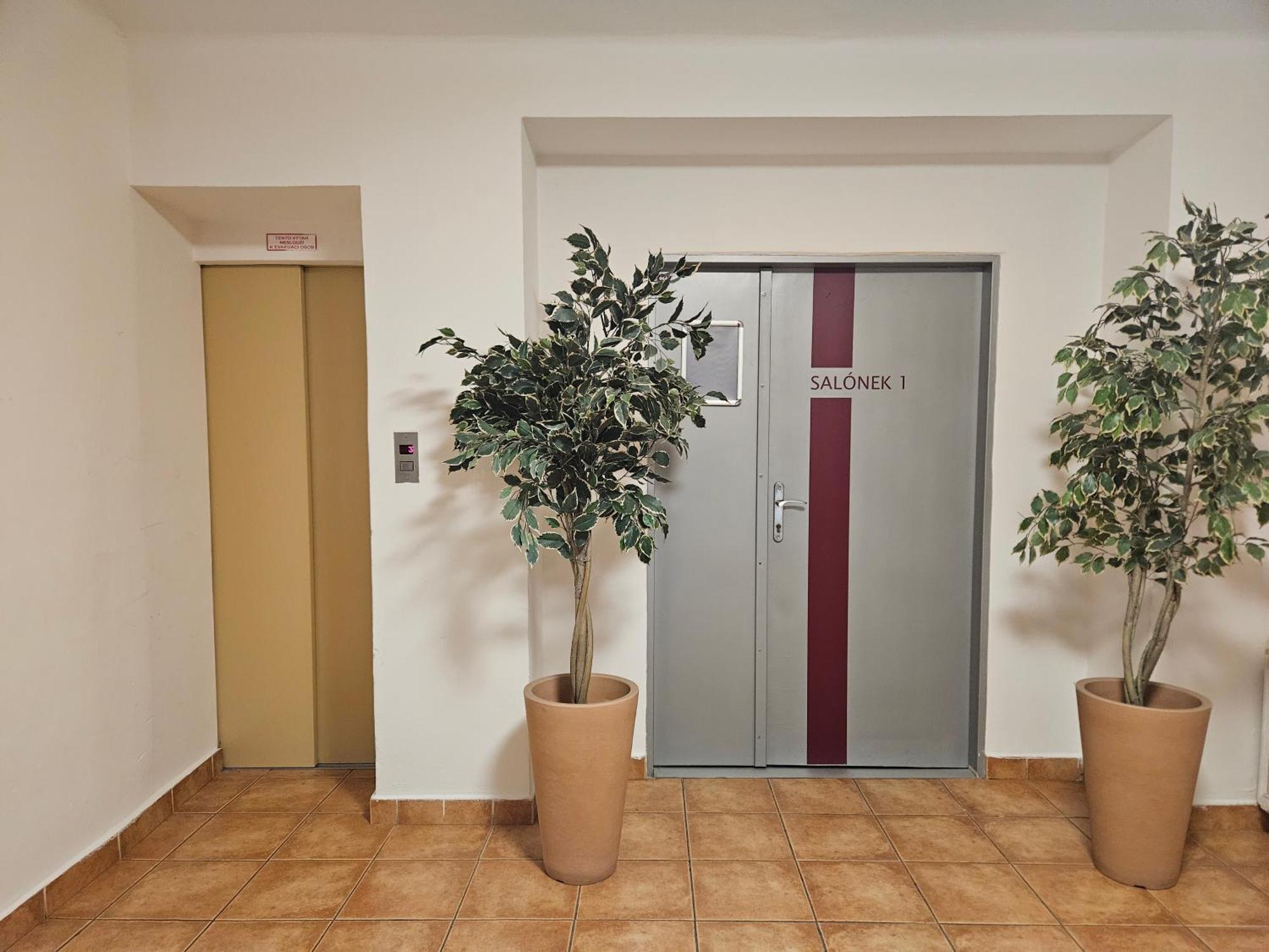 Hotel Trim Pardubice Ngoại thất bức ảnh