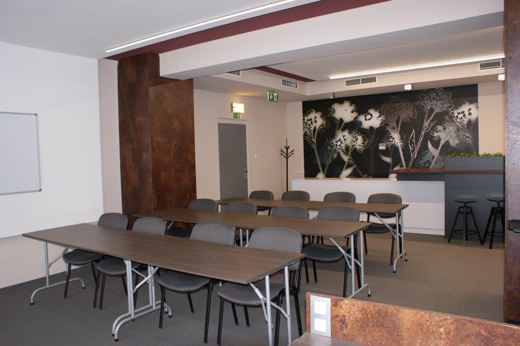 Hotel Trim Pardubice Ngoại thất bức ảnh