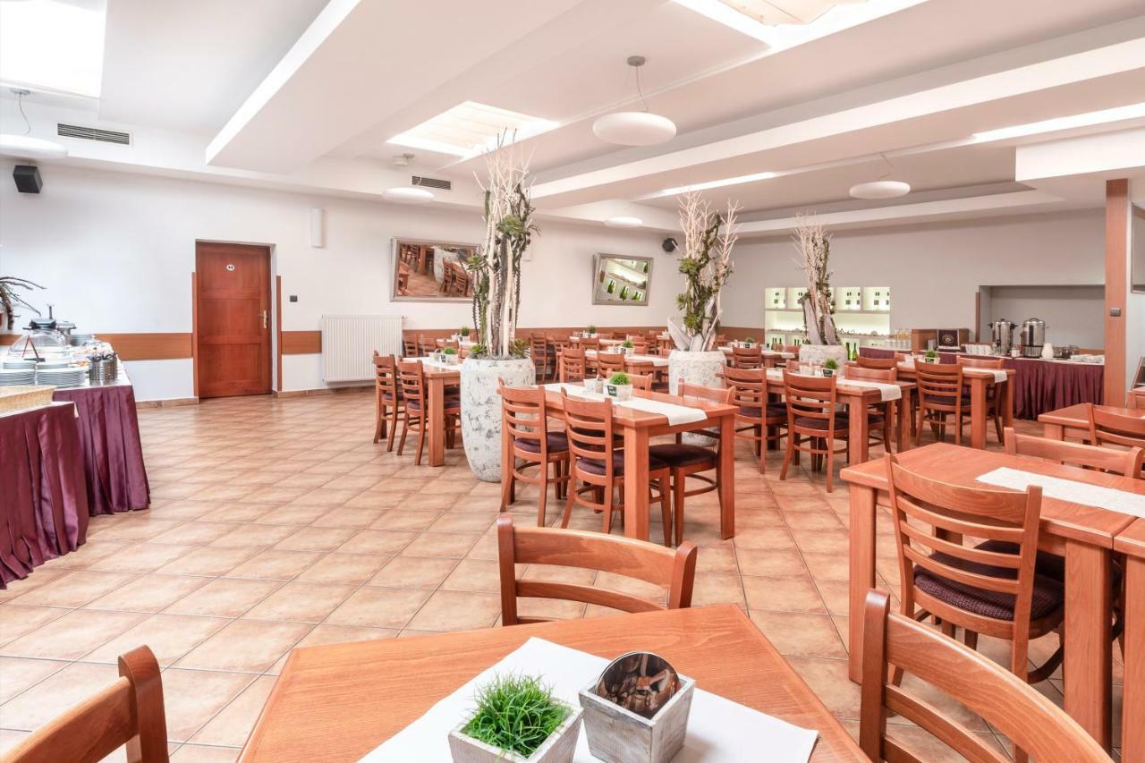 Hotel Trim Pardubice Ngoại thất bức ảnh